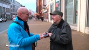 AfD-Spitzenkandidat Kleinschmidt spricht mit einem Passanten in Husum. © NDR 