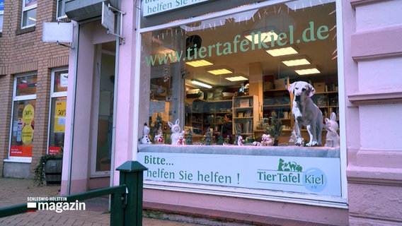 Ein Blick auf das Schaufenster der Tiertafel Kiel. © NDR 