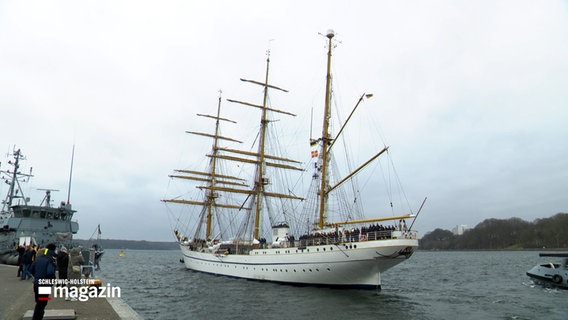 Das Segelschulschiff "Gorch Fock" verlässt den Kieler Hafen. © NDR 