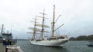 Das Segelschulschiff "Gorch Fock" verlässt den Kieler Hafen. © NDR 