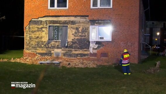 Einem Mehrfamilienhaus in Husum fehlt zum Teil die Klinkerfassade nach der Explosion einer Gaskartusche. © NDR/Sebastian Iwersen 