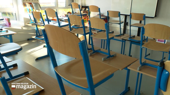 Stühle stehen auf den Tischen in einem Klassenzimmer. © NDR 