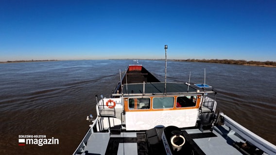 Ein Kohlenschipper fährt auf der Elbe bei sonnigem Wetter. © NDR 