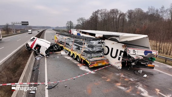 Zerstörte Lkw liegen auf der Fahrbahn der A7 bei Bad Bramstedt nache einem Unfall am Stauende. © NDR 