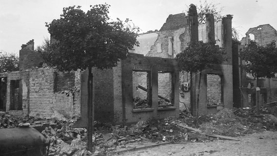 Ein zerstörtes Gebäude nach einem Bombenangriff im Zweiten Weltkrieg in Elmshorn © Stadtarchiv Elmshorn 