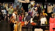 Kaufinteressierte stehen auf der Bühne des Kieler Schauspielhauses zum Kostüm- und Fundusausverkauf © NDR Schleswig-Holstein Magazin 