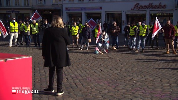 Participants of a warning strike stand on a square in Flensburg.  © NDR 