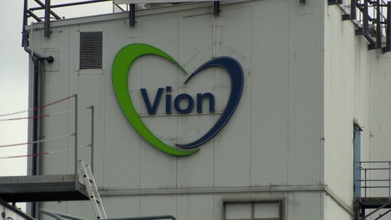 Das Logo der Firma Vion auf dem Betriebshof in Bad Bramstedt. © NDR Foto: NDR Screenshots