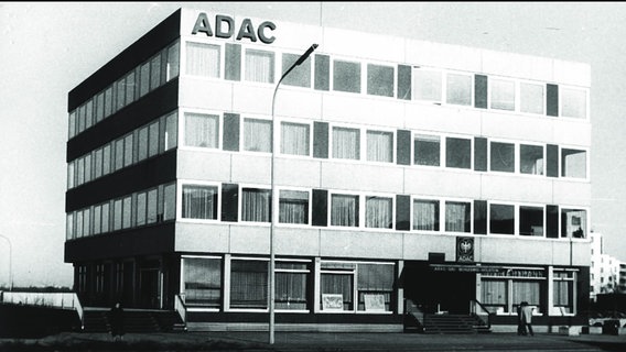 Eine historische schwarz-weiße Aufnahme zeigt das ADAC-Gebäude in der Saarbrückenstraße in Kiel. © NDR 