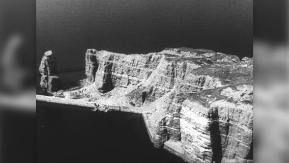 Ein historisches Foto zeigt die "Lange Anna" von Helgoland. © NDR 