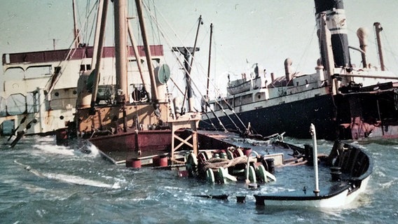 Das Schiff "Pella" fährt 1964 auf eine Sandbank vor Amrum auf und bricht bei einem Sturm auseinander. © NDR 