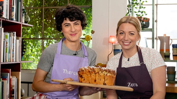 Konditormeisterin Theresa Knipschild und Fernsehköchin Zora Klipp mit einem süßen Zupfbrot. © NDR/Claudia Timmann 