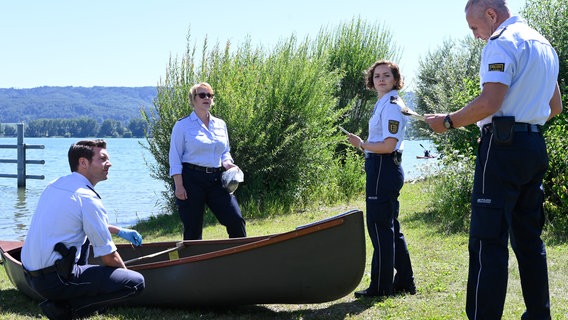 Julia Demmler (Wendy Güntensperger, 2.v.r.) und Paul Schott (Tim Wilde, r.) teilen ihren Kollegen Nele Fehrenbach (Floriane Daniel, 2.v.l.) und Jakob Frings (Max König, l.) erste Ermittlungsergebnisse zu dem toten Ornithologen mit. © NDR/ARD/Laurent Trümper 