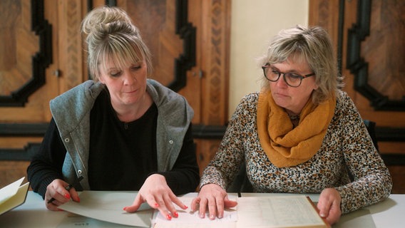 Aniko und ihre Mutter Kerstin bei ihren Recherchen nach dem Verbleib der Schwester im Stadtarchiv Freiberg. © NDR 