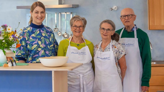 Ina Jäckel hilft beim Kochen. © NDR/C. Raczka 