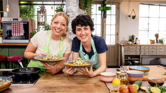 Fernsehköchin Zora Klipp und Meisterkonditorin Theresa Knipschild präsentieren Teller-Rösti mit Matjes-Apfel-Salat. © NDR 