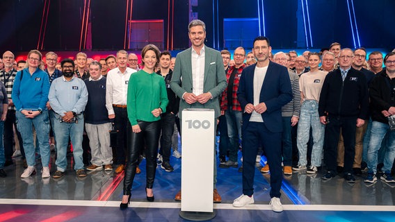 „Die 100 - Was Deutschland bewegt" mit Ingo Zamperoni (m.), Anna Planken (l.) und Till Nassif (r.). © NDR/Ben Knabe 