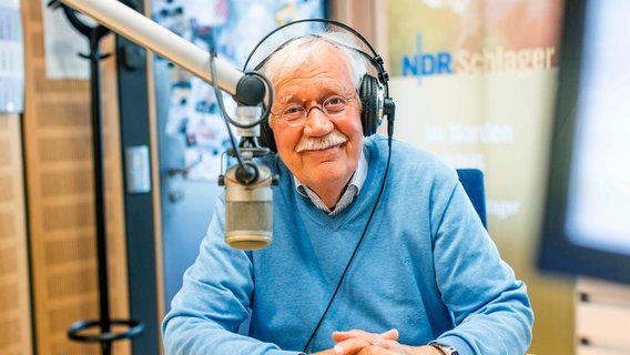 Carlo von Tiedemann im Hörfunkstudio von NDR Schlager. © NDR/Andrea Seifert 