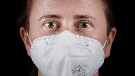 Ärztin Susanne auf der Coronavirus Station im Ernst Bergmann Klinikum Potsdam. ©  WDR/rbb/Maurice Weiss/Ostkreuz 