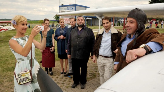 Hauptkommissar Paul Kleinert hat zum Geburtstag einen Rundflug über den Harz geschenkt bekommen, Klara macht ein Erinnerungsfoto. v.l.n.r. Klara (Wolke Hegenbarth), Inga Winter (Daniela Schulz), Dr. Gertrud Müller-Dietz (Alexa Maria Surholt), Jonas Wolter(Jan Niklas Berg), Ollie Ollenhauer (Christoph HagenDittmann), Pilot Arndt Simon (Martin Trippensee) , Paul Kleinert (Felix Eitner). © NDR/ARD/Hardy Spitz 