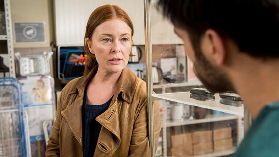 Die "Füchsin" Anne Marie Fuchs (Lina Wendel) spricht mit einem Mann. © NDR/WDR/Martin Rottenkolber 