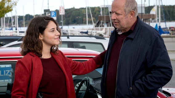 Können sich auf einander verlassen: Mila Sahin (Almila Bagricik l.) und Klaus Borowski (Axel Milberg, r.) © NDR/Christine Schroeder 