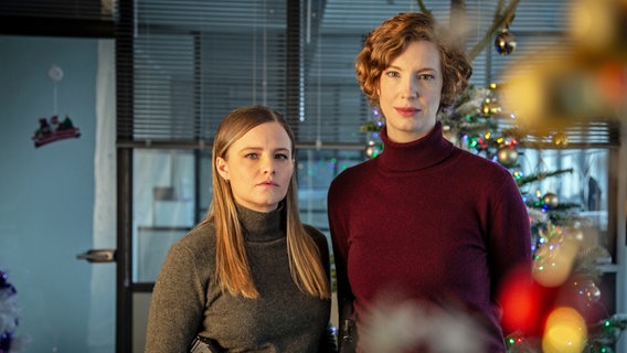 Haben keine besinnlichen Weihnachten in diesem Jahr: die Bremer „Tatort“ Ermittlerinnen Liv Moormann (Jasna Fritzi Bauer) und Linda Selb (Luise Wolfram). © Radio Bremen/Claudia Konerding 