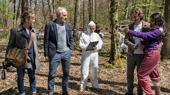 Anna Janneke (l.), Paul Brix (2.v.l.), Freder und Elli suchen im Wald nach Spuren. © HR/Degeto/Bettina Mueller 