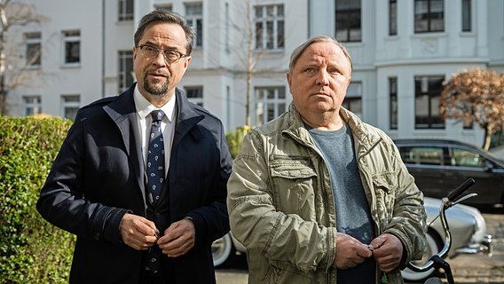 Der Rechtsmediziner Prof. Karl-Friedrichs Boerne (Jan Josef Liefers) (l.) und Kommissar Frank Thiel (Axel Prahl) (r.) wohnen Tür an Tür. © WDR/Martin Valentin Menke 