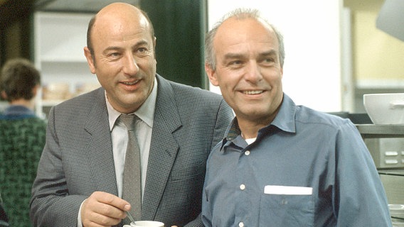 Stoever (Manfred Krug) und Brockmöller (Charles Brauer) mit Tassen in der Hand. © NDR 