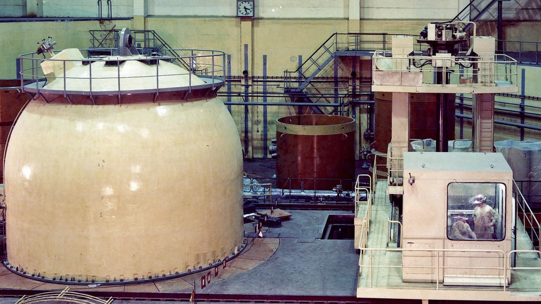 Historische Aufnahme vom oberen Teil eines Reaktordruckgefäßes im KKW 