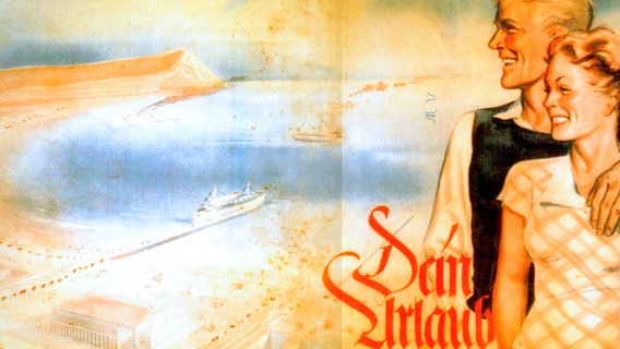 Ein Plakat mit der Aufschrift "Dein Urlaub 1939" zeigt ein gezeichnetes blondes Paar vor einer Landschaft mit Meer und Schiffen. © NDR/BR/Dokumentationszentrum Prora 