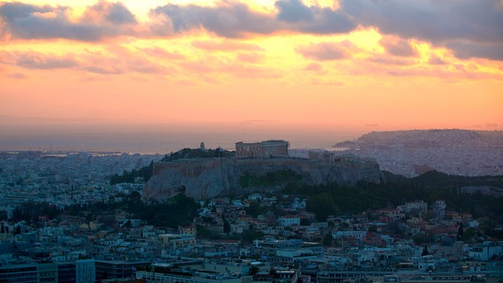 Die Akropolis erhebt sich im Sonnenaufgang über Athen. © NDR/B14Film/A. Thiede 