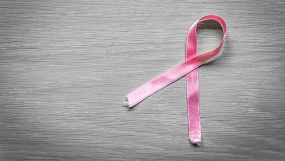 Eine rosafarbene Schleife, als Symbol für Brustkrebs. © Colourbox Foto: Kasper Nymann