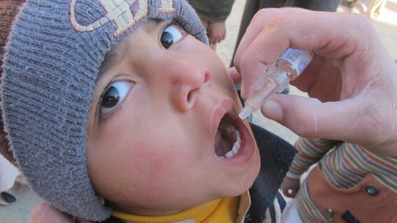 Ein Junge bekommt eine Polio-Impfung in Pakistan © picture alliance / dpa 