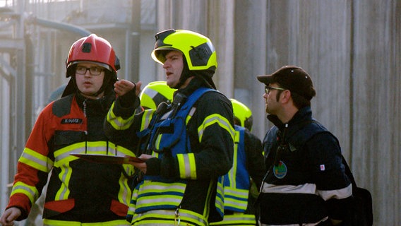 Chemieübung in Güstrow: Feuerwehrleute aus der Stadt und dem ganzen Umland kooperieren bei einem simulierten Notfall. © NDR/Populärfilm Media GmbH Foto: Landkreis Rostock