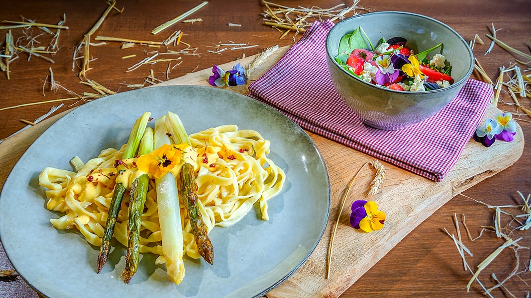 Ofen-Spargel mit Fettuccine und Wildkräutersalat | NDR.de - Ratgeber ...