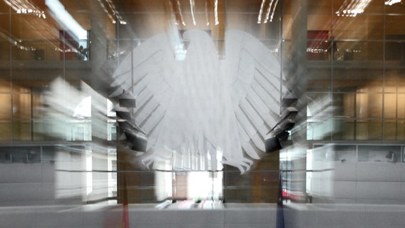 Der Bundesadler im Deutschen Bundestag © picture-alliance/dpa Foto:  Peer Grimm