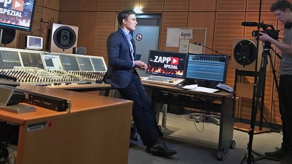 Produktion der ZAPP Sendung in einem Tonstudio während der Corona-Epidemie. © NDR 