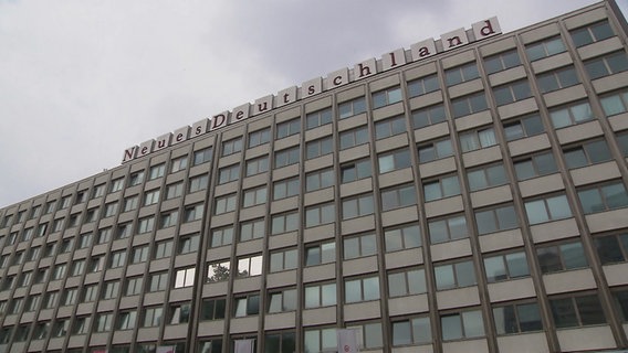 Das Verlagsgebäude der Tageszeitung "Neues Deutschland" - ein langweiliger Stahlbeton-Bau im typischen DDR-Look. © NDR 
