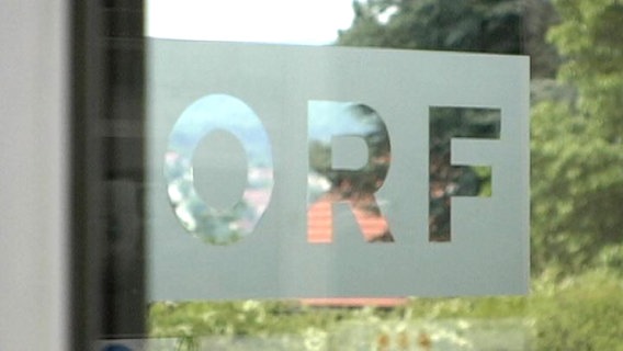 Das Logo des ORF an einer Glastür © NDR 