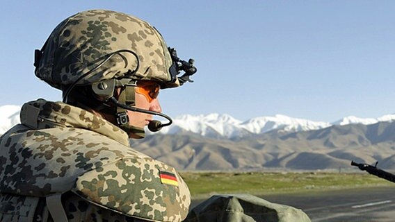 Ein Soldat schaut aus einem gepanzertem Bundeswehrfahrzeug bei einer Fahrt in Afghanistan © picture-alliance/dpa Foto: Jensen Pool