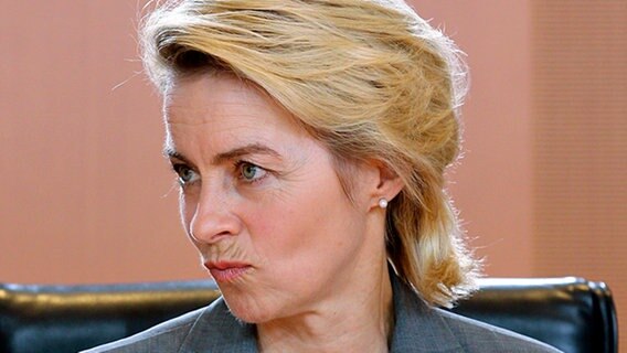 Ursula von der Leyen kurz vor der Kabinettssitzung am 02.06.2010  Foto: Wolfgang Kumm