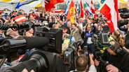 Eine Wahlkampfveranstaltung der FPÖ in einem Festzelt: fahnenschwenkend in der Mitte Herbert Kickl, alle Kameras auf ihn gerichtet © picture alliance / WERNER KERSCHBAUMMAYR / APA / picturedesk.com Foto: Werner Kerschbaummayr