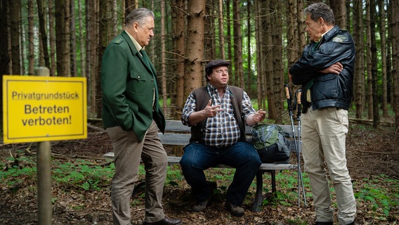 Ein Wanderer (Roberto Martinetz, M.) wurde beklaut und hat Hubert (Christian Tramitz, r.) und Girwidz (Michael Brandner, l.) gerufen. © NDR/ARD/Arved Uhlig 