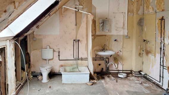 Ein sanierungsbedürftiges Badezimmer im alten Gutshaus in Langwitz. © NDR/Reinhard Bettauer 