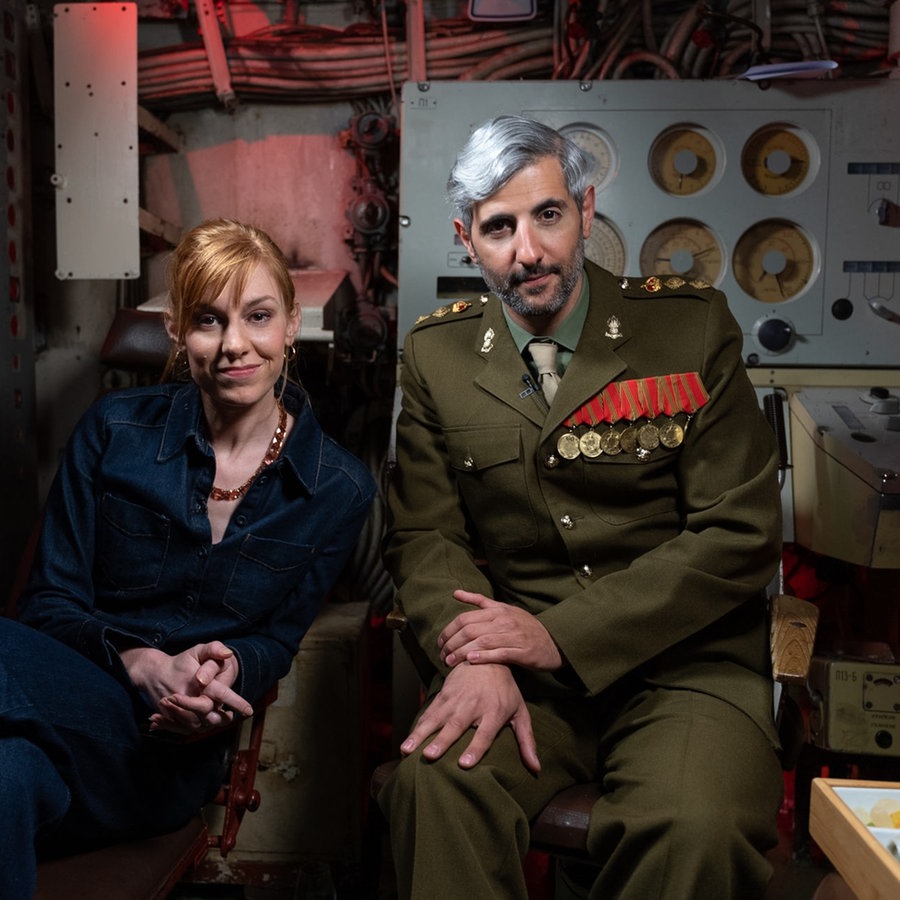Eva Schulz und Michel Abdollahi (von links nach rechts) sitzen nebeneinander in einem U-Boot. © Telemichel GmbH 