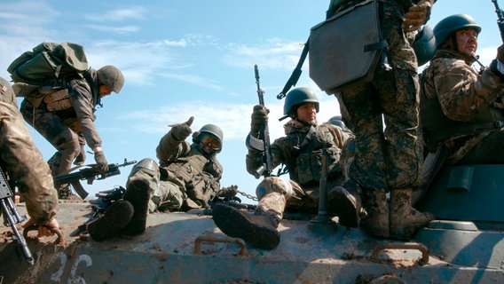 Russische Soldaten auf dem Weg zur Front © NDR/Sean Langan/ Tiger Nest Films 