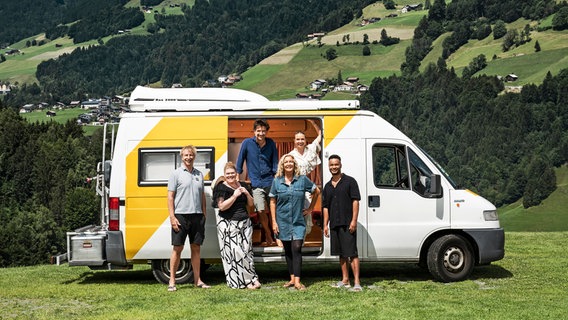 "Tietjen campt - der Roadtrip" geht weiter: dieses Mal vom malerischen Bodensee bis zum traumhaften Gardasee. Mit dabei: Comedy-Legende Ingolf Lück, "No Angels"-Sängerin Lucy Diakovska, Comedian und Dialekte-Profi Lukas Staier alias Cossu, Schauspielerin und Kabarettistin Gisa Flake, Schauspieler Oliver Mommsen und Moderatorin und Influencerin Lola Weippert. © NDR/Ilja Mess 