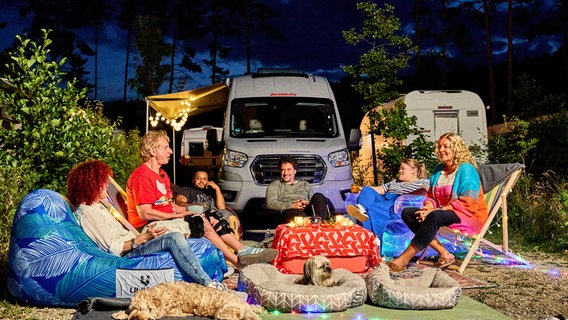 Ein aufregender Tag geht zu Ende. Bettina, Gisa, Lucy, Ingolf, Oliver, Cossu und die Hunde machen es sich auf dem Campingplatz so richtig gemütlich. © NDR/Daniel Wolcke/beckground tv 